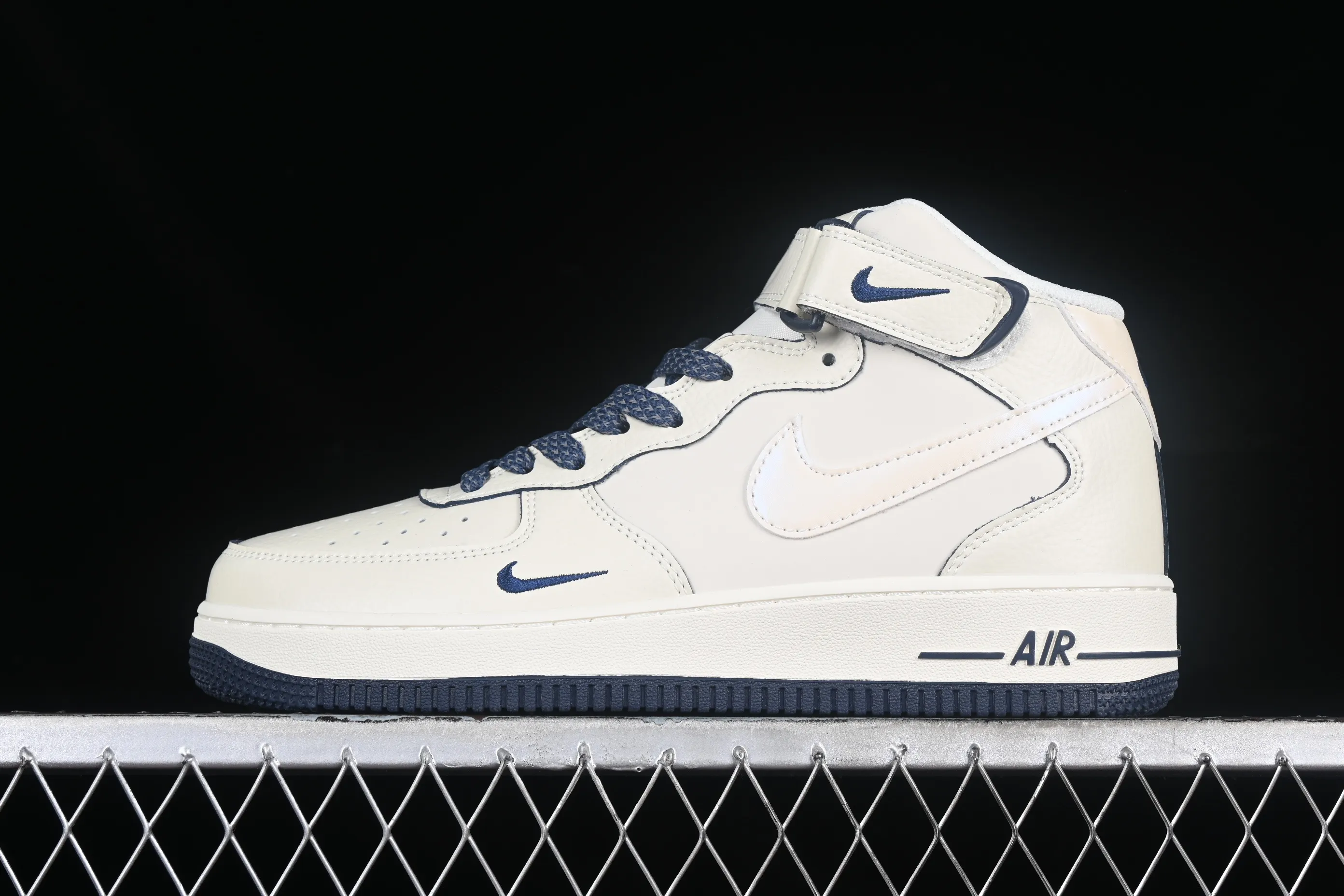 All categories Nk Air Force 1 Air Force series Nk Air Force 1 Mid Air Force mid-top Nk Air Force 1'07 Mid dark blue pearlescent small hook Air Force One mid-top casual sneakers SG2356-801
